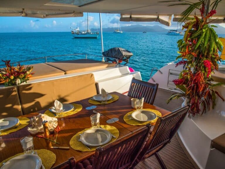 Diner sur un catamaran séjour plongée Madagascar